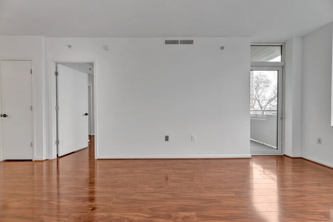 Building Photo - Modern 1-Bed Condo in Prime SW DC