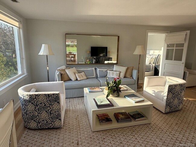 Building Photo - 329 Centre Island Rd