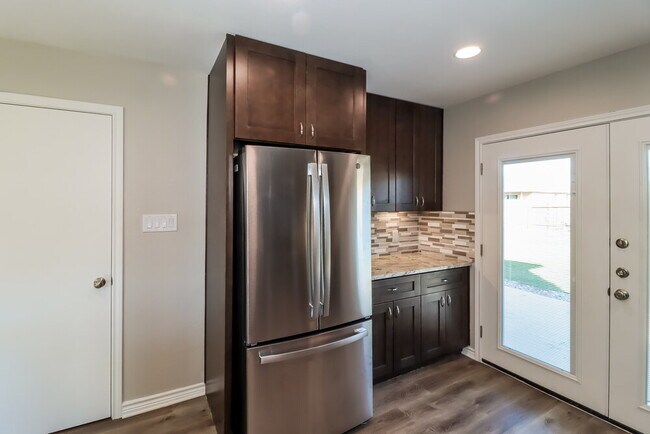 Building Photo - 121 Camellia Dr