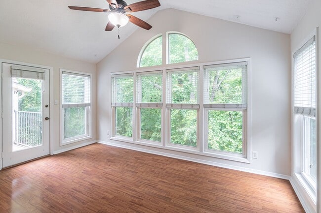 Building Photo - Welcome to this charming 2 bedroom, 2 bath...