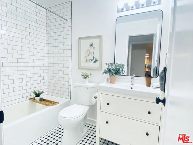 Building Photo - 532 N Rossmore Ave