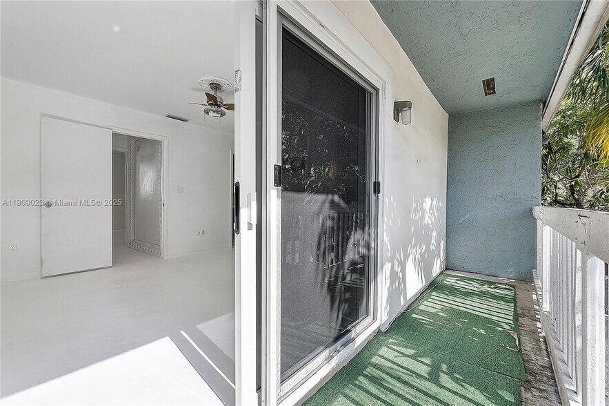 Building Photo - 517 NE 38th St