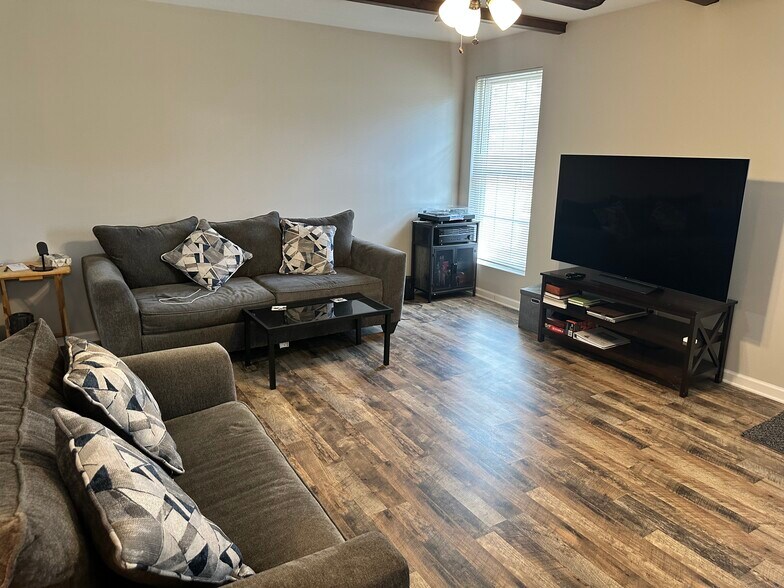 Fully furnished living room - 111 Fornum Dr