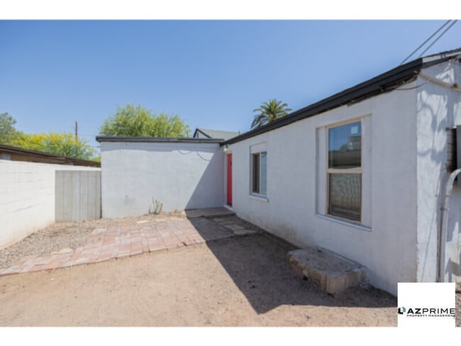 Building Photo - $500 OFF 1ST MONTH'S RENT MOVE IN SPECIAL!...