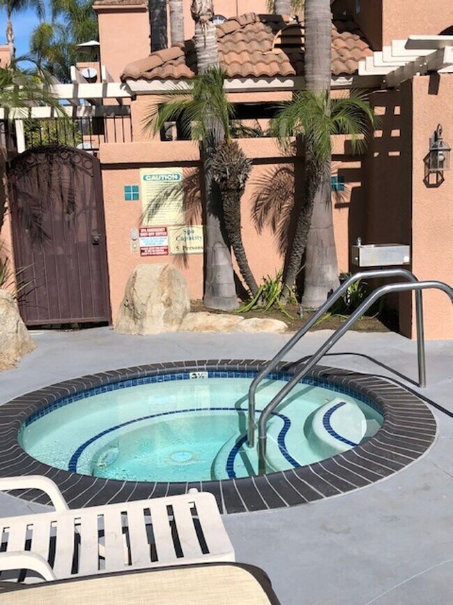 Building Photo - Beautiful 3 bedroom 2 bath Townhome across...