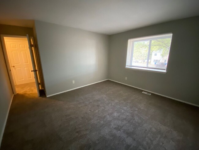 Building Photo - Spacious 3 Bedroom 2.5 Bath Townhome! "ASK...