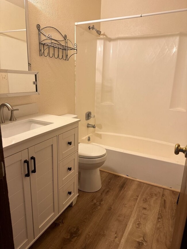 Building Photo - 2 bed plus large loft! All utilities inclu...