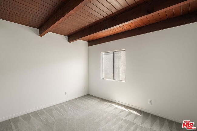 Building Photo - 1805 S Barrington Ave