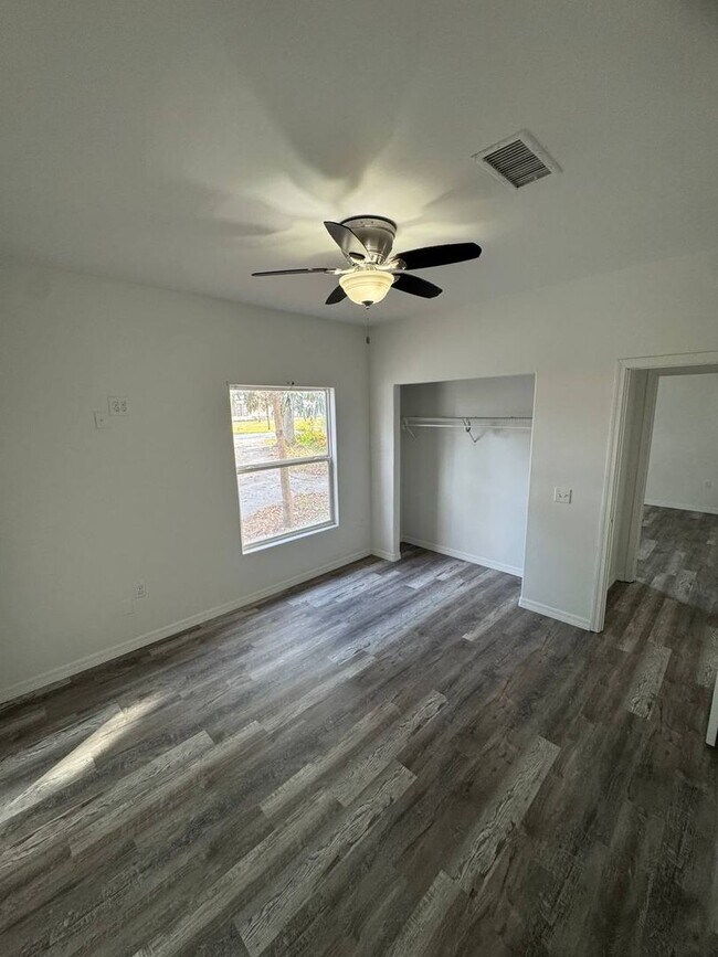 Building Photo - Spacious 3-Bedroom Home with a Charming Backyard in Lakeland, FL!