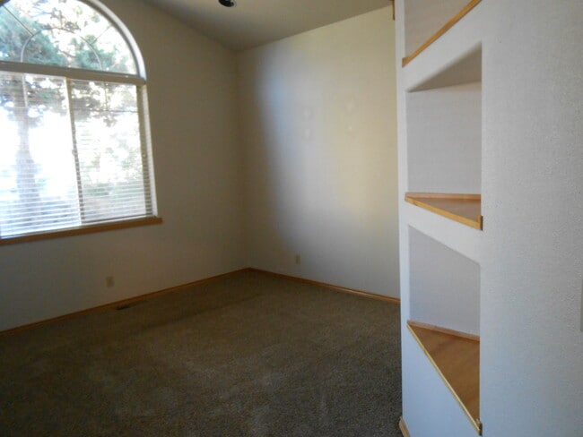 Building Photo - 1021 SW Crosscut Ct