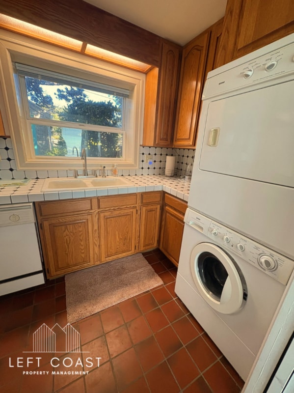 Building Photo - 3519 NW Jetty Ave