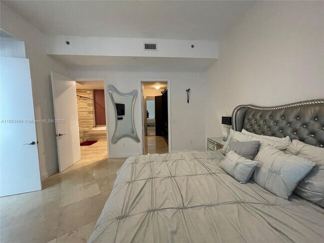 Building Photo - 16001 Collins Ave