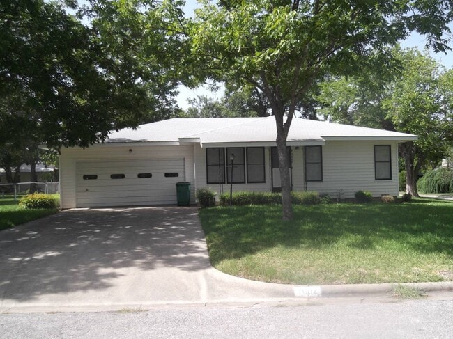 Primary Photo - 1002 Kirk St