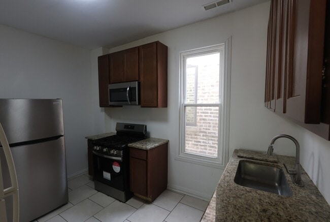 Building Photo - 3532 W Van Buren St