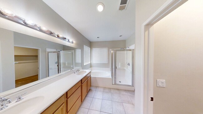 Building Photo - Spacious 4 bedroom 3 bath