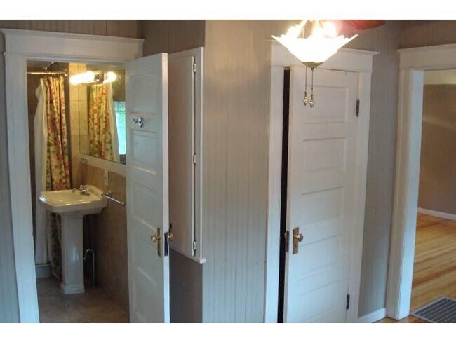 Building Photo - 3240 Pine Lake Rd