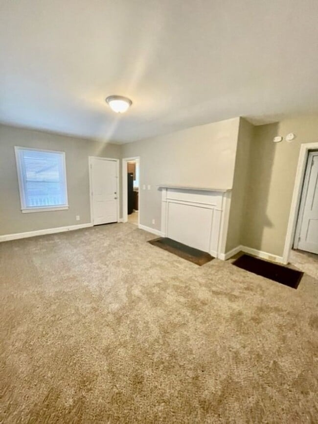 Building Photo - Come take a look at this cozy 3 Bedroom 1 Bath Home. It's Located in Revolution Park Neighborhood