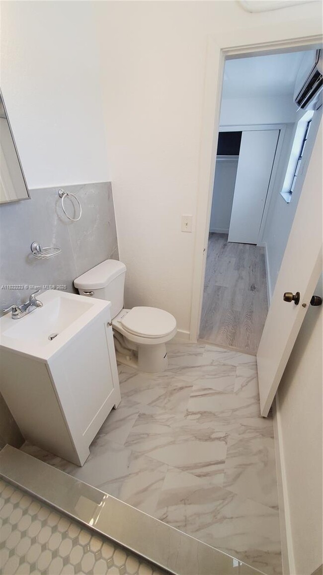 Building Photo - 4450 SW 67th Ave