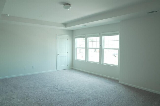 Building Photo - 79 Pineview Dr
