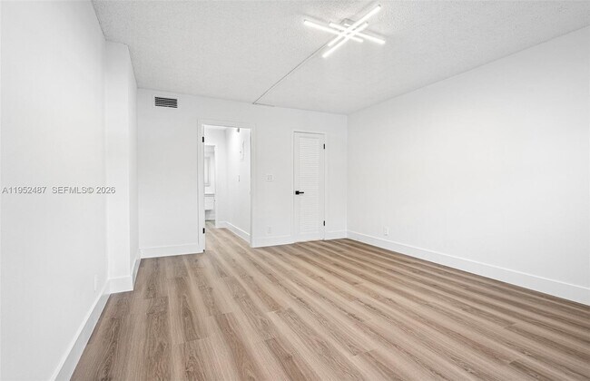 Building Photo - 901 NE 14th Ave