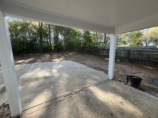 Building Photo - Newly renovated 2 bedroom 1 bath house!