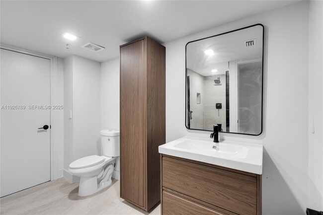 Building Photo - 14475 Strathmore Ln