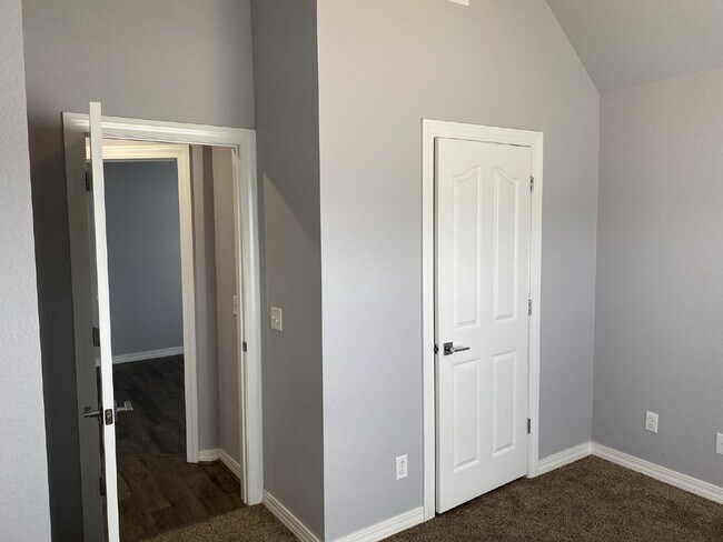 Building Photo - 572 Branchwood Ave