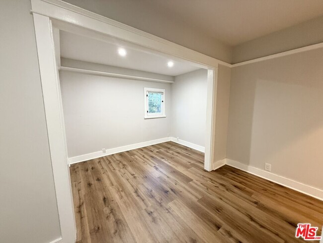 Building Photo - 901 N Orange Grove Ave