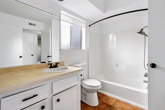 Building Photo - 3701 Colonial Dr