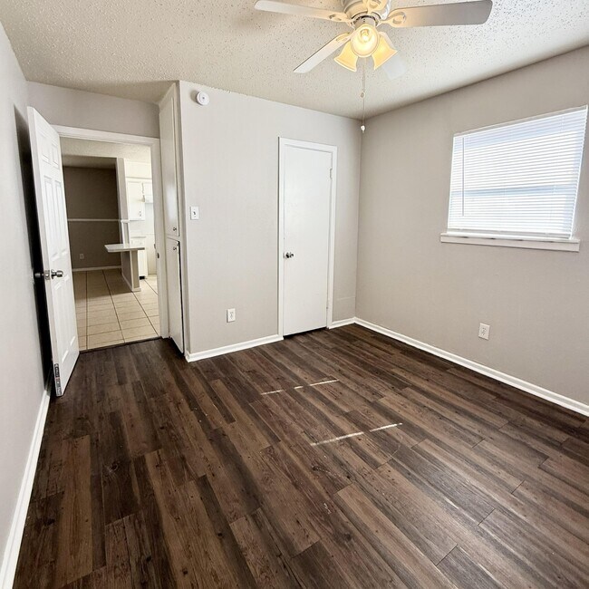 Building Photo - 924 44th St