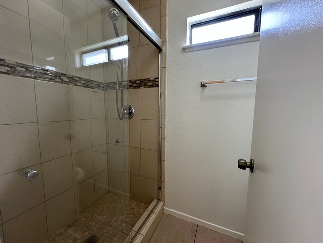 Building Photo - SPACIOUS NEWLY RENOVATED 3BED2BATH HOME WI...