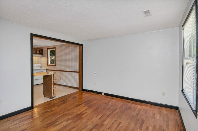 Building Photo - Just 8 Minutes from USC – Charming 2 Bedroom Home with Covered Front Porch!