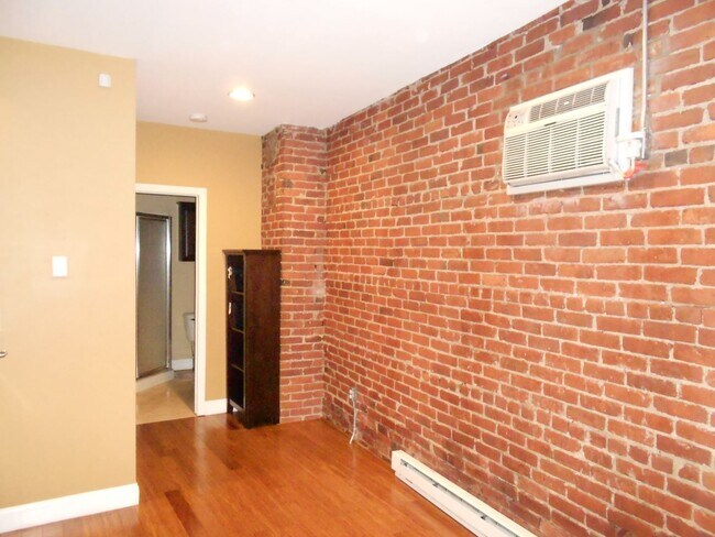 Building Photo - 98 Knight St