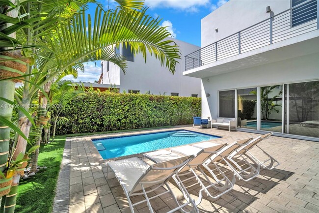 Building Photo - 7457 NW 101 Ave