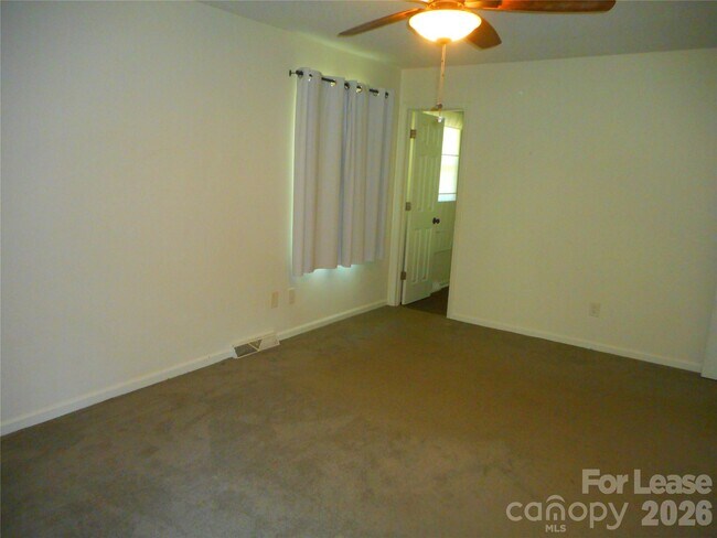 Building Photo - 733 Catawba Cir N