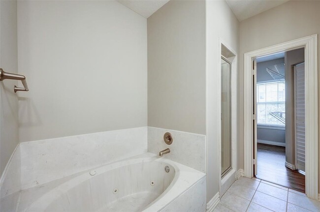 Building Photo - 1811 Gentryside Dr