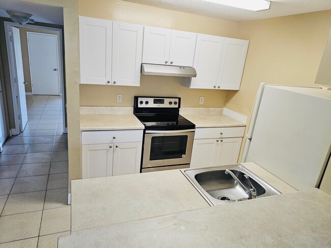 Building Photo - 1605 Meadows Cir