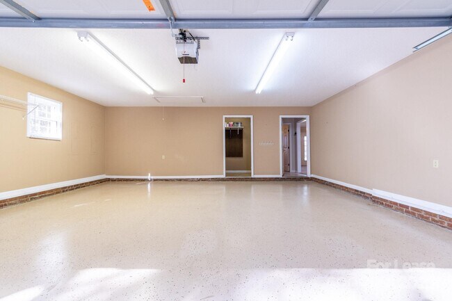 Building Photo - 7589 Monbo Rd