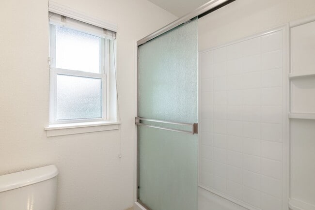 Building Photo - Stunning 3-bedroom and 2.5 Bath - Located ...