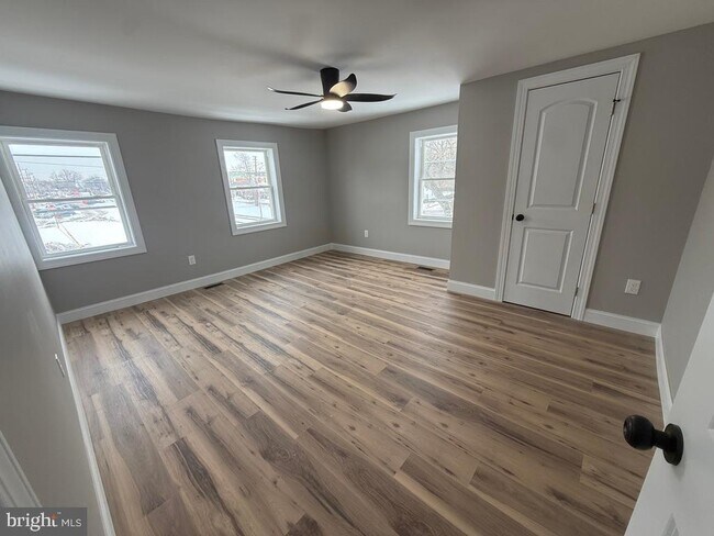 Building Photo - 111 E Barber Ave