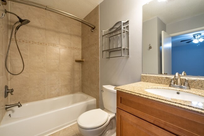 Building Photo - Cute, Spacious 3 BD Townhouse Near UNC and I-40!