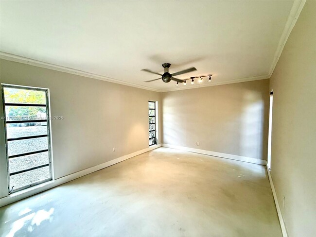 Building Photo - 900 S Shore Dr
