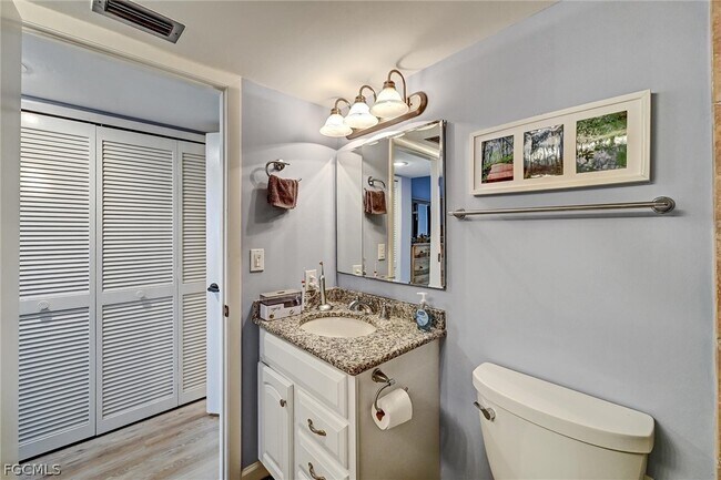 Building Photo - 4821 S Landings Dr