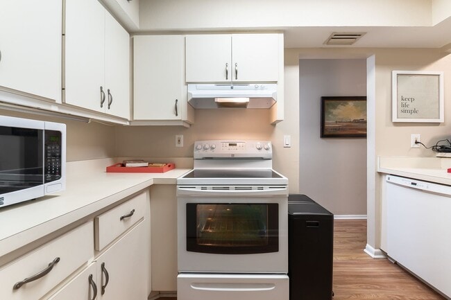 Building Photo - Conveniently located, furnished, 2 Bed, 2 ...