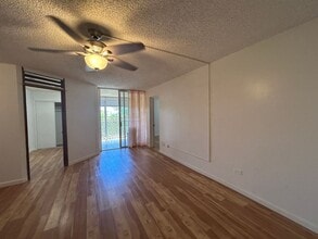 Building Photo - Convenient Location