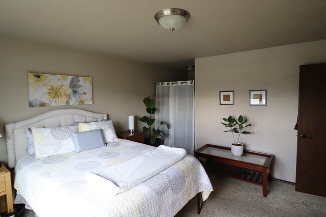 Building Photo - Large 3 Bedroom 2 Bath Townhouse style Duplex