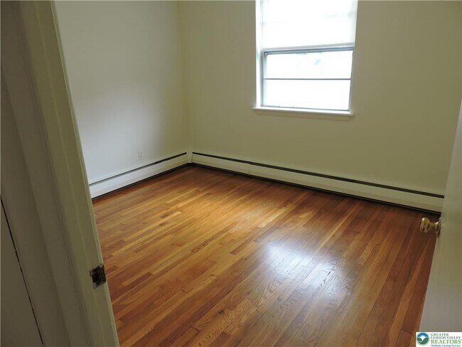 Building Photo - 434 N Leh St