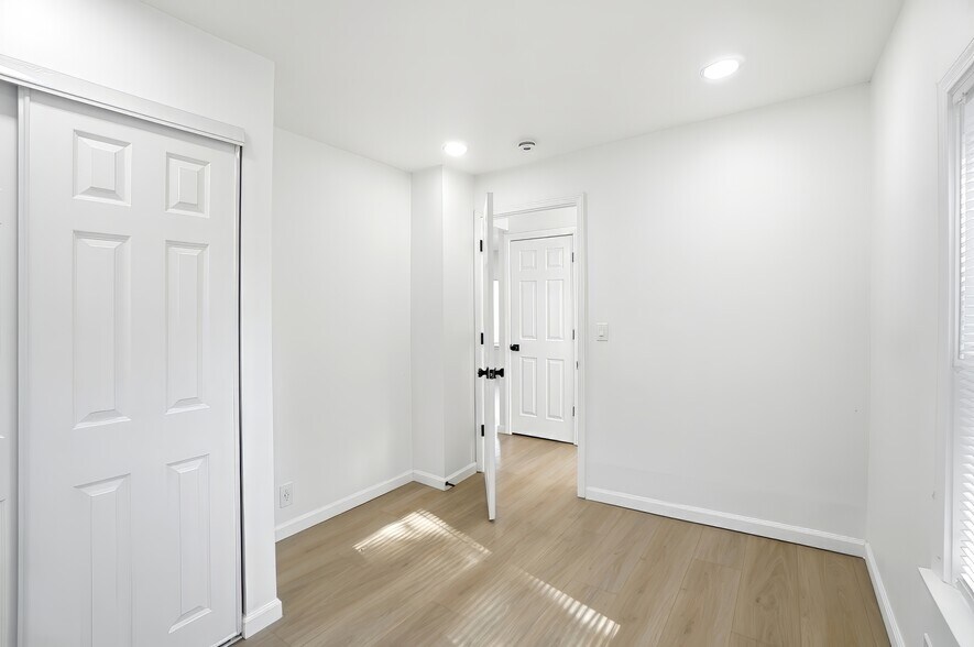 Building Photo - 149 W Lane Ave