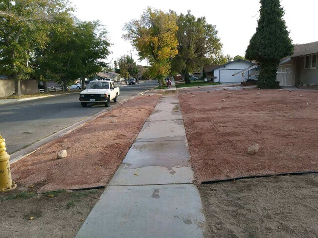 Building Photo - Huge 4/2 house located on a very desirable area. section 8 approved