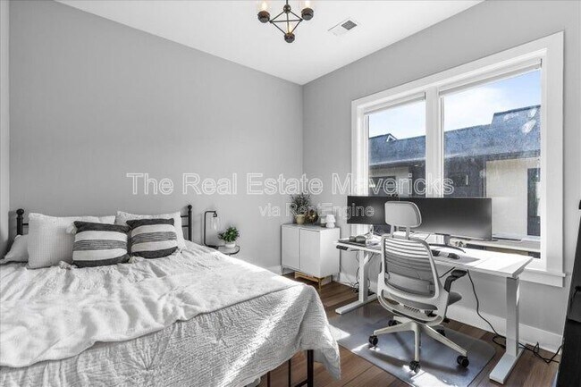 Building Photo - 821 Burnside Pl